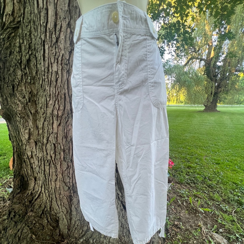 New IZOD white cargo capri pants 14
